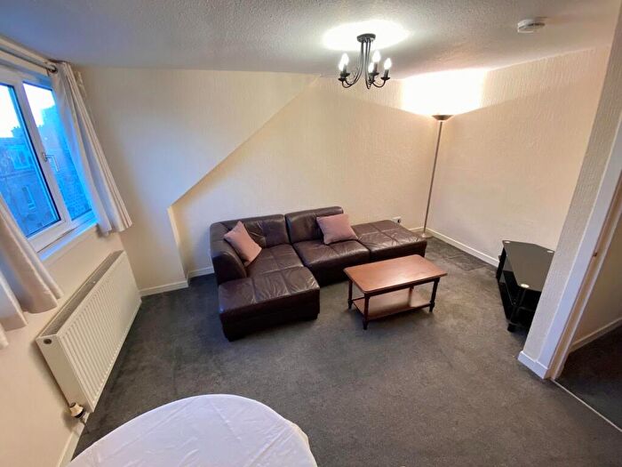 1 Bedroom Flat To Rent In South Mount Street, Attic Floor Right, Aberdeen, AB25
