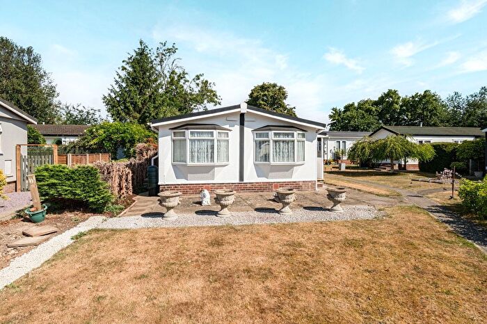 2 Bedroom Mobile/park Home For Sale In High View Park, Kings Langley, Hertfordshire, WD4