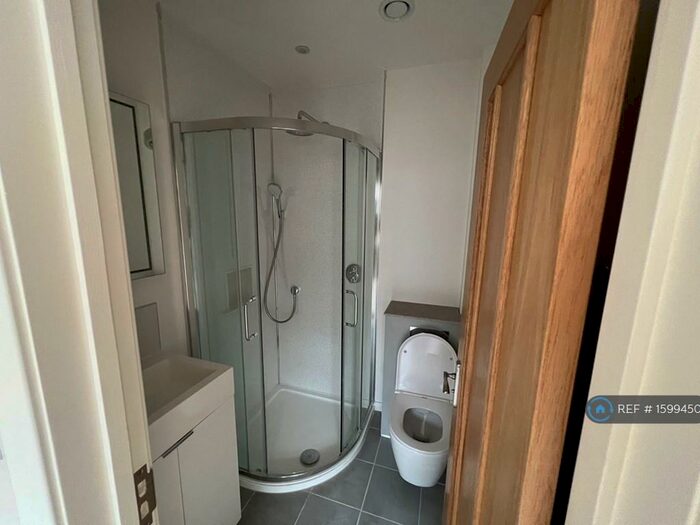 2 Bedroom Flat To Rent In Park Avenue, Mitcham, CR4