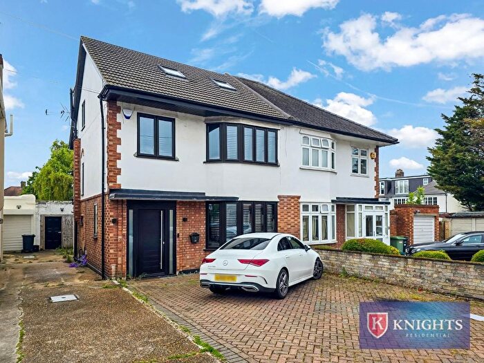 5 Bedroom Semi-Detached House For Sale In Chadacre Avenue, Ilford, IG5