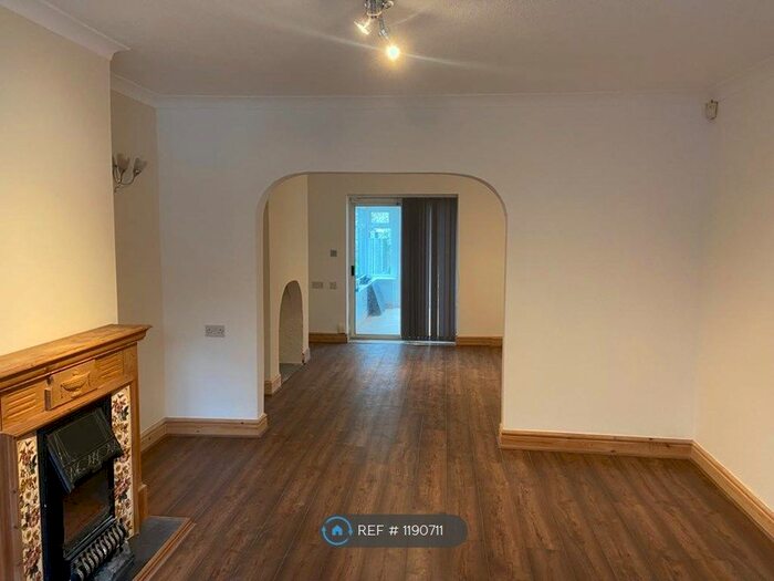 3 Bedroom Semi-Detached House To Rent In Elizabeth Close, Hucknall, Nottingham, NG15