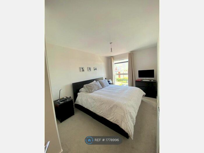 2 Bedroom Flat To Rent In The Square, Bristol, BS16