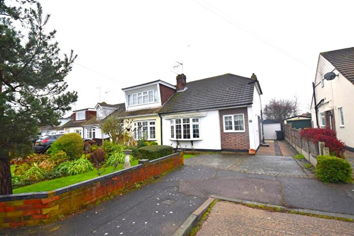 2 Bedroom Semi-Detached Bungalow For Sale In Johnson Close, Rochford, SS4