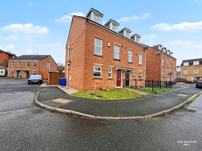 3 Bedroom Semi-Detached House For Sale In Cricklewood Drive, Stoke-on-trent, ST6