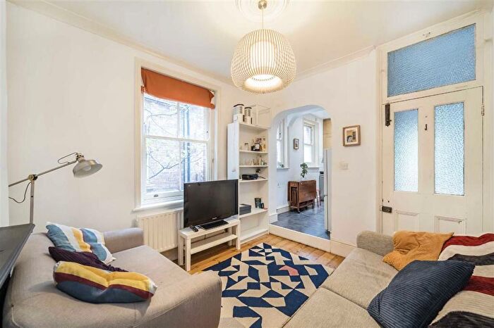 3 Bedroom Flat To Rent In Effra Mansions, London, SW2