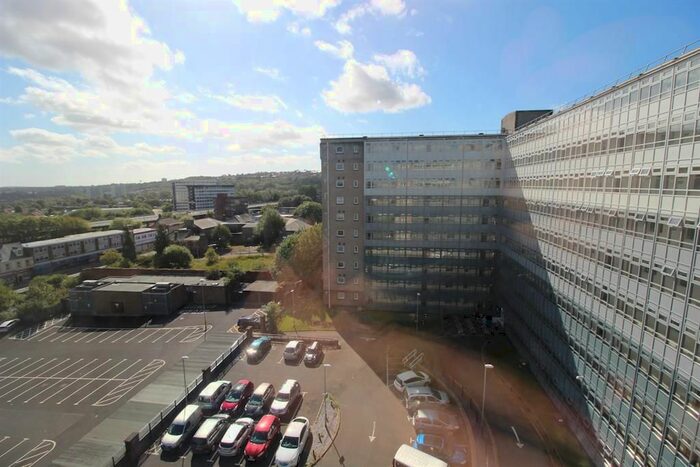 3 Bedroom Flat To Rent In Regent Court, Gateshead, NE8