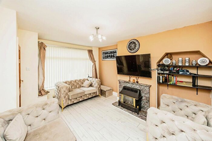 2 Bedroom Semi-Detached House For Sale In Gleanings Avenue, Halifax, HX2