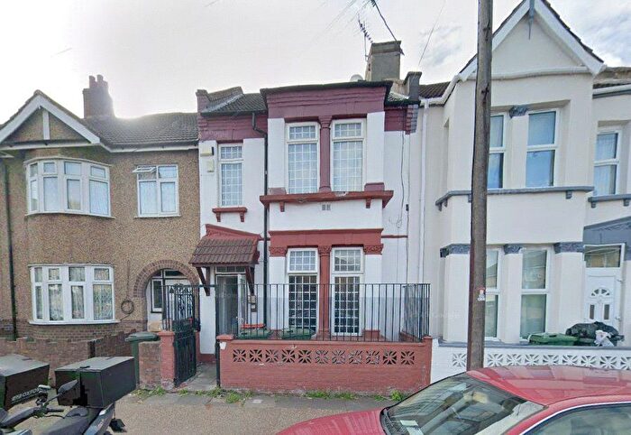 3 Bedroom Flat To Rent In Rochester Avenue, E13