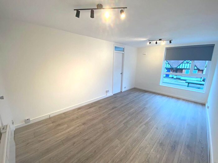 1 Bedroom Flat To Rent In High Street, Elstree, WD6