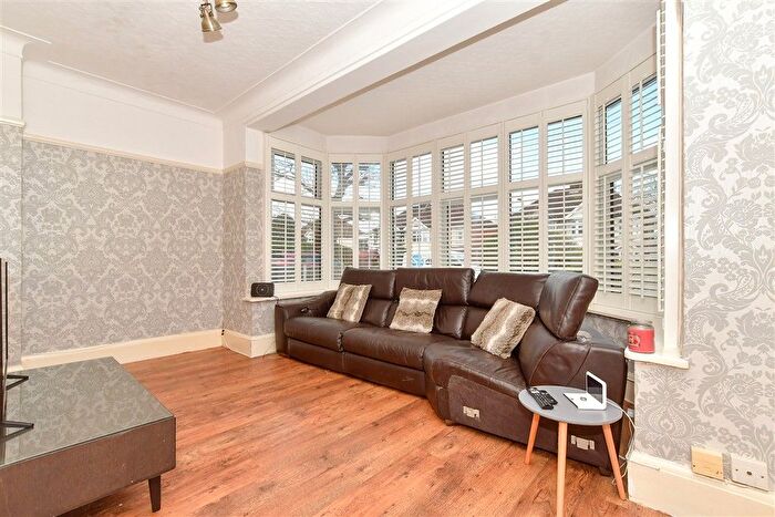 Studio For Sale In Westmoreland Avenue, Hornchurch, Essex, RM11