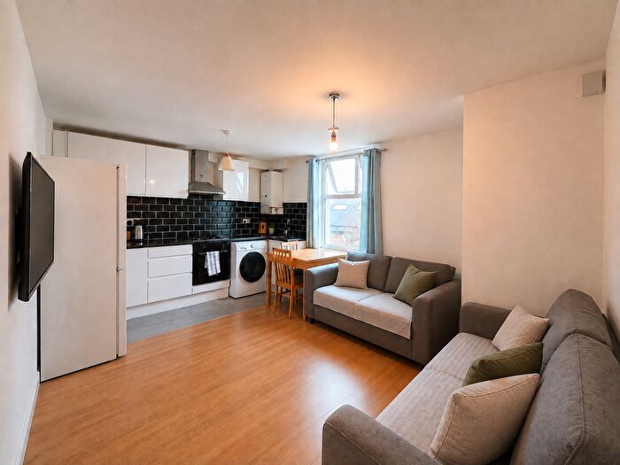3 Bedroom Flat To Rent In Tasman Road, Clapham, SW9