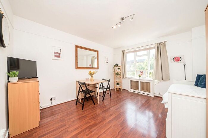 1 Bedroom Flat To Rent In Abbots Manor, Pimlico, SW1V