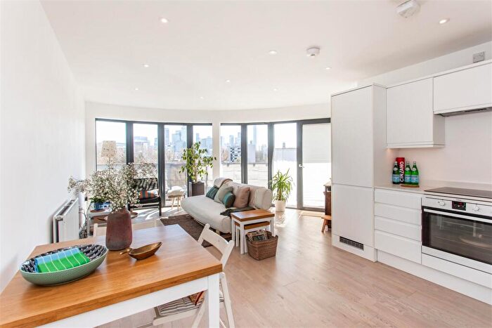 2 Bedroom Flat For Sale In St. Pauls Way, Mile End, E3