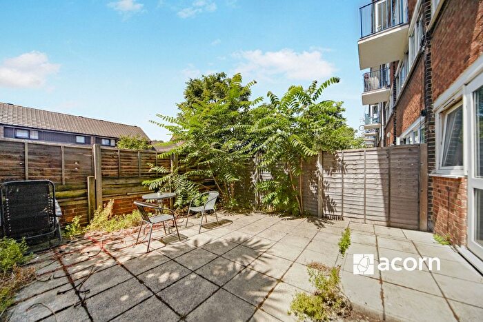 Studio To Rent In Manor Estate, London, SE16