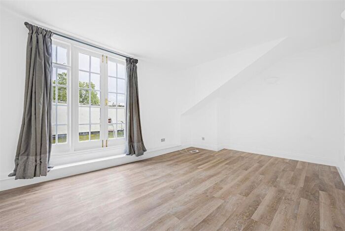 2 Bedroom Apartment For Sale In Wellington Square, Cheltenham, GL50