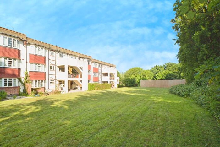 2 Bedroom Flat For Sale In Amblecote Road, London, SE12