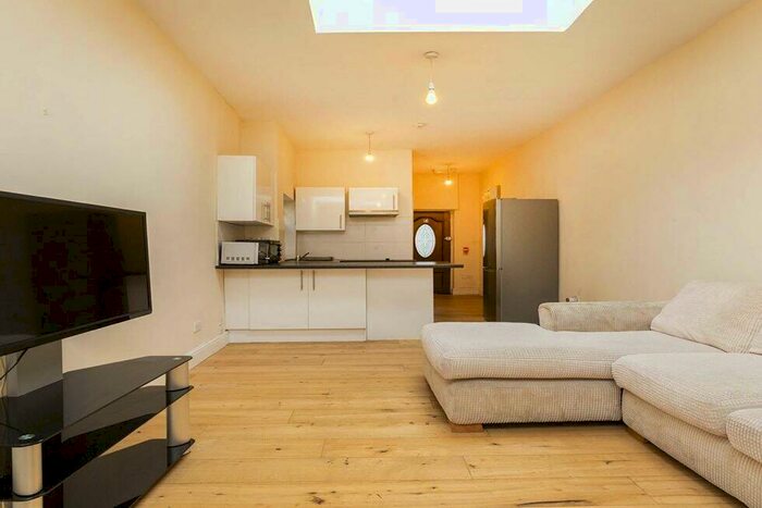Flat To Rent In High Street, Hornsey, N8