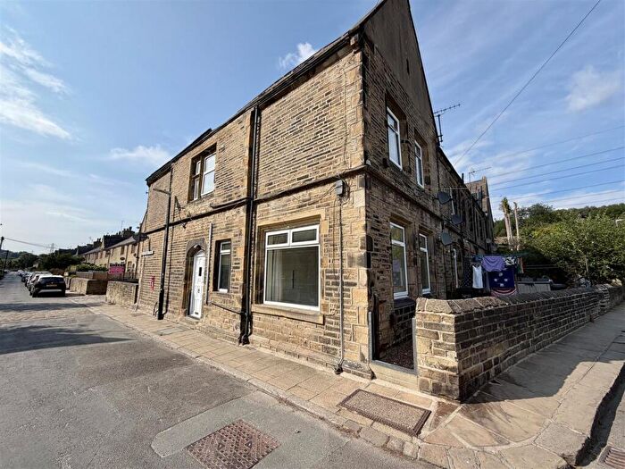 2 Bedroom Flat To Rent In St. Stephens Terrace, Halifax, HX3