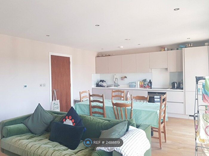 2 Bedroom Flat To Rent In Lyden Court, London, N19