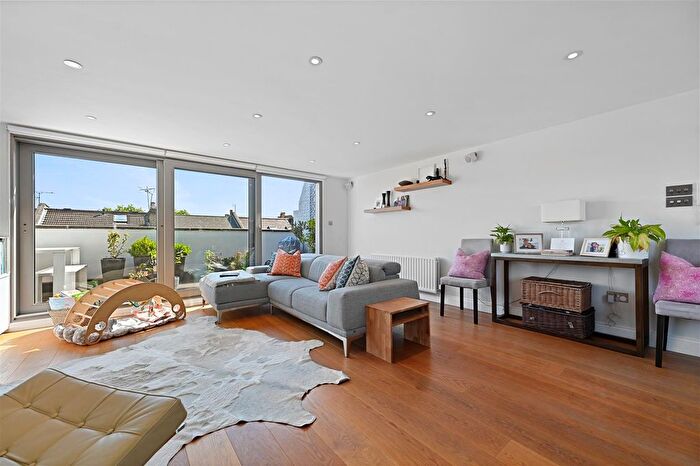 3 Bedroom Maisonette For Sale In Blythe Road, London, W14