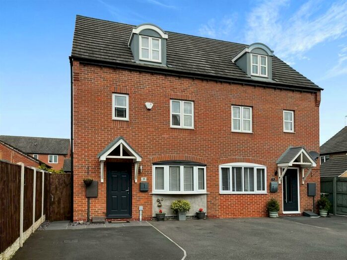 4 Bedroom Town House To Rent In Waterfield Avenue, Warsop, Mansfield, NG20