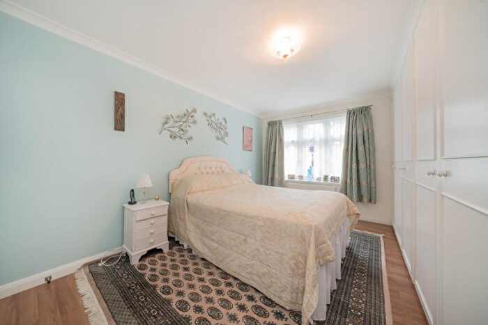 4 Bedroom Terraced House For Sale In Chambord Street, London, E2