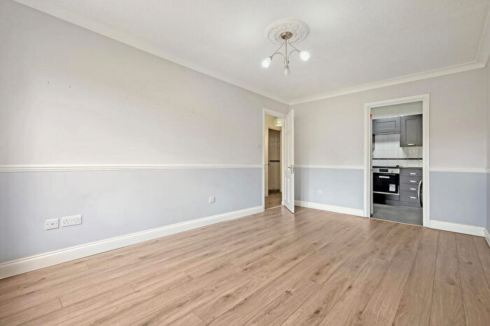 1 Bedroom Apartment For Sale In Holt House Flamstead End Road, Cheshunt, Waltham Cross, EN8