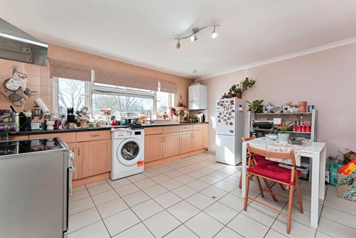 2 Bedroom Flat For Sale In Hazelwood Close, Cambridge, Cambridgeshire, CB4