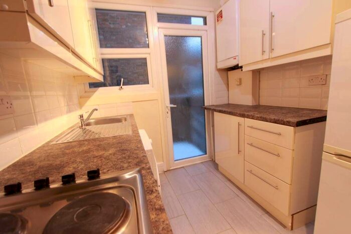 2 Bedroom Flat To Rent In Woodhouse Road, London, N12