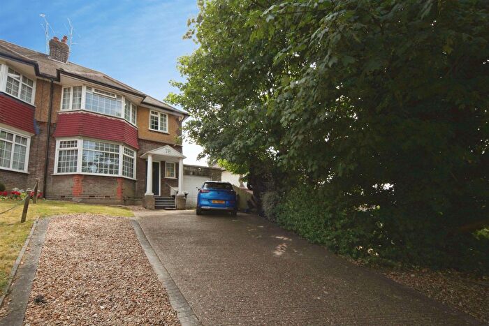 3 Bedroom Semi-Detached House For Sale In Crawley Green Road, Luton, LU2