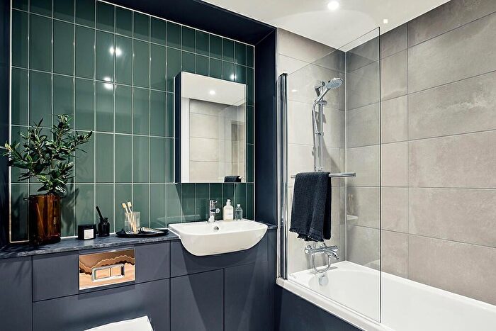 2 Bedroom Flat To Rent In Clyde Place, Glasgow, G5