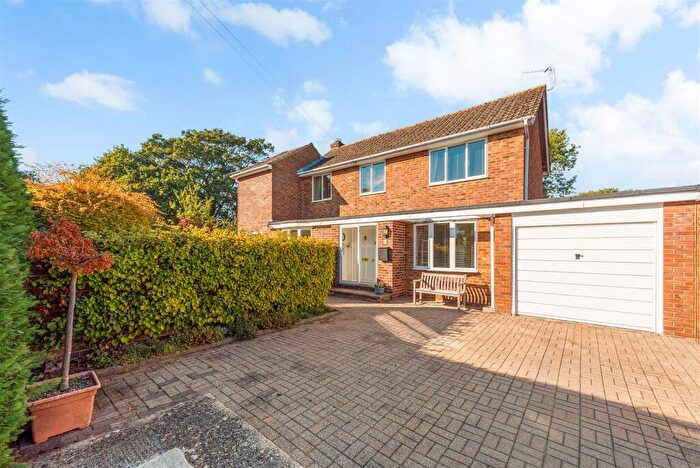 3 Bedroom Link Detached House For Sale In Worcester Road, Chichester, PO19