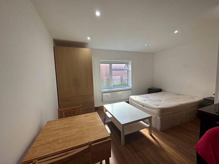 Studio To Rent In Sunny Place, London, NW4
