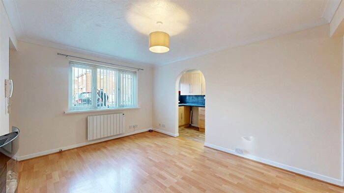 2 Bedroom Flat To Rent In Louviers Road, Weymouth, DT3