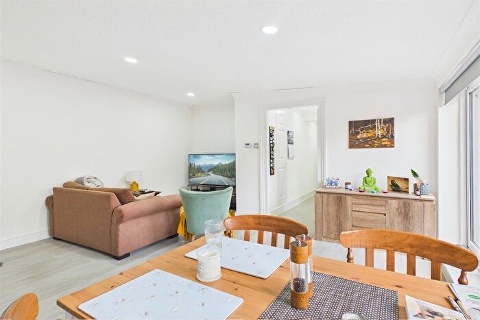 2 Bedroom Flat For Sale In Replingham Road, Southfields, SW18