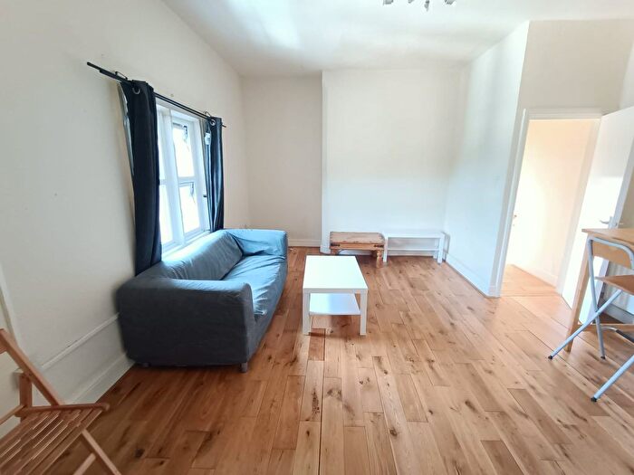 1 Bedroom Flat To Rent In Waverley Street, Nottingham, NG7