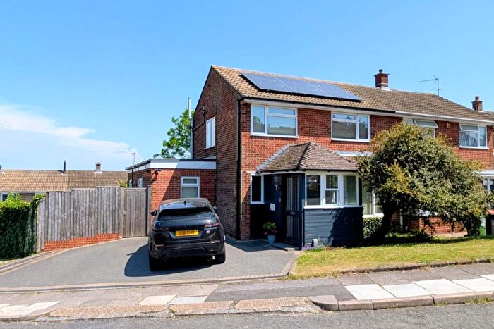3 Bedroom Semi-Detached House For Sale In Ulverston Road, Dunstable, Bedfordshire, LU6