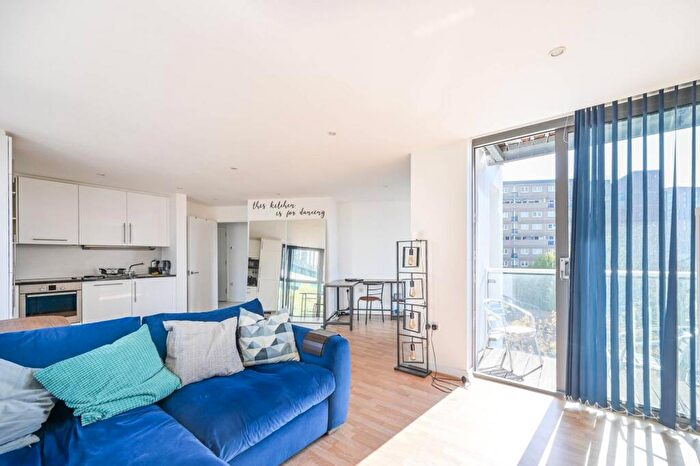 2 Bedroom Flat For Sale In East Ferry Road, Isle Of Dogs, London, E14