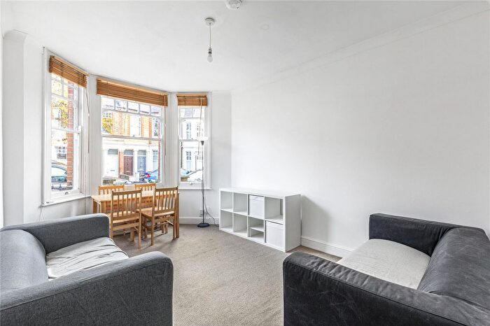 3 Bedroom Flat To Rent In Littlebury Road, London, SW4