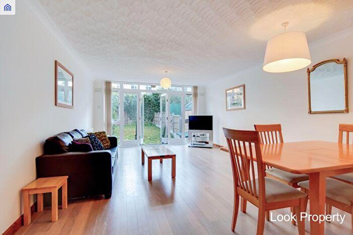 4 Bedroom Town House To Rent In Eaton Terrace, Aberavon Road, E3