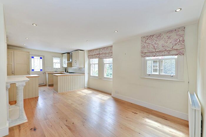 2 Bedroom Flat To Rent In Albert Bridge Road, Battersea, London, SW11