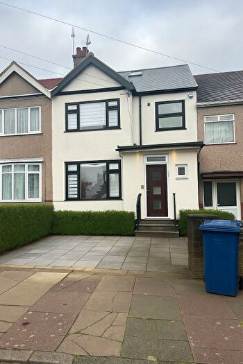 4 Bedroom Terraced House For Sale In Park Road, London, NW4