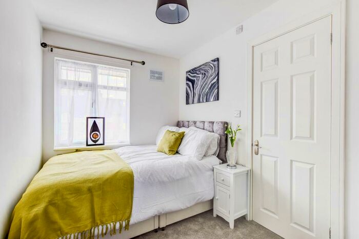 1 Bedroom Property To Rent In Smalls Mead, Crawley, RH11