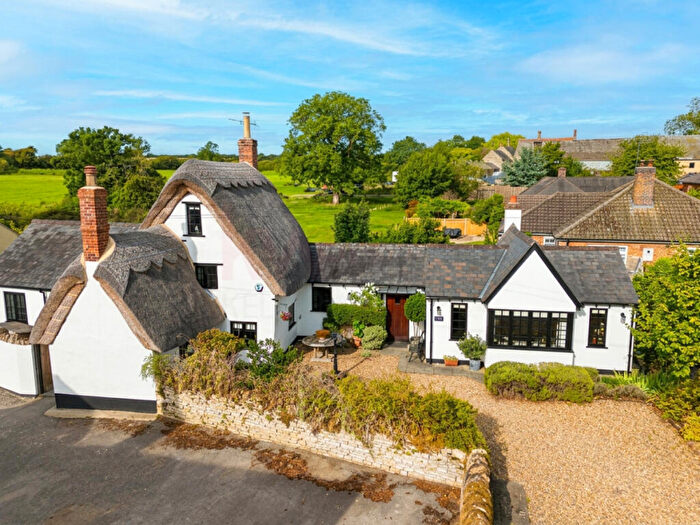 4 Bedroom Detached House For Sale In Ram Cottage High Street, Stoke Goldington Newport Pagnell, MK16