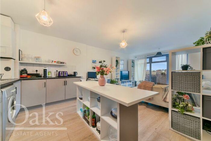 2 Bedroom Flat To Rent In Ira Court, Tulse Hill, SE27