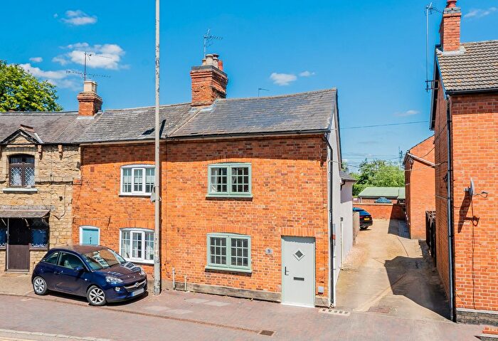 3 Bedroom Semi Detached House For Sale In Tickford Street, Newport Pagnell, MK16