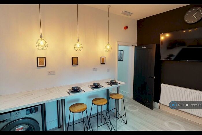 6 Bedroom Terraced House To Rent In Park Bank, Salford, M5