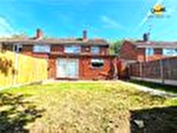 3 Bedroom Town House To Rent In Spinney Road, Luton, LU3