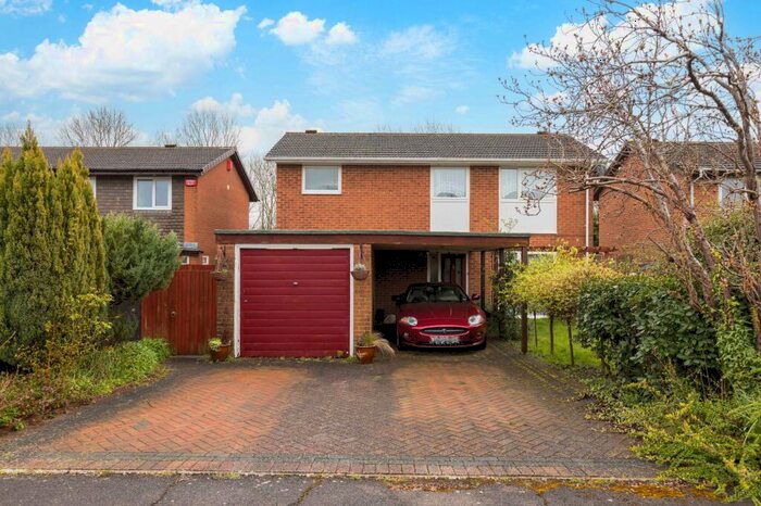 4 Bedroom Detached House For Sale In Hexham Close, Worth, RH10