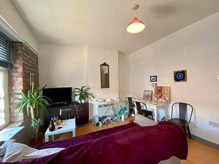 2 Bedroom Flat To Rent In Glenroy Street, Cardiff, CF24